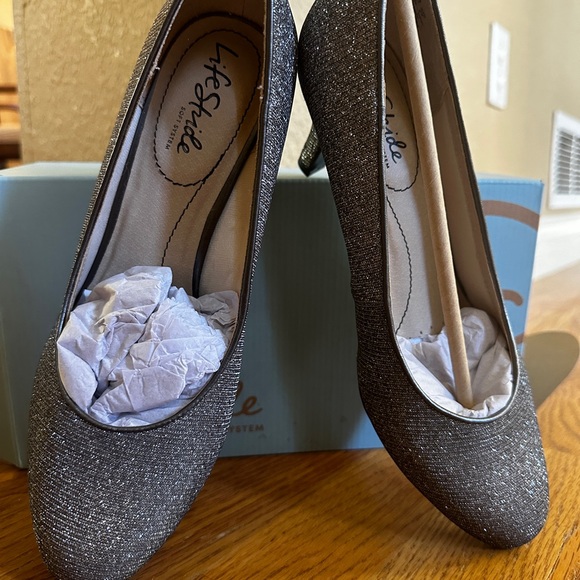 New, Never Worn Life Stride Parigi Soft System Pump Silver - Pewter Color - Picture 4 of 7